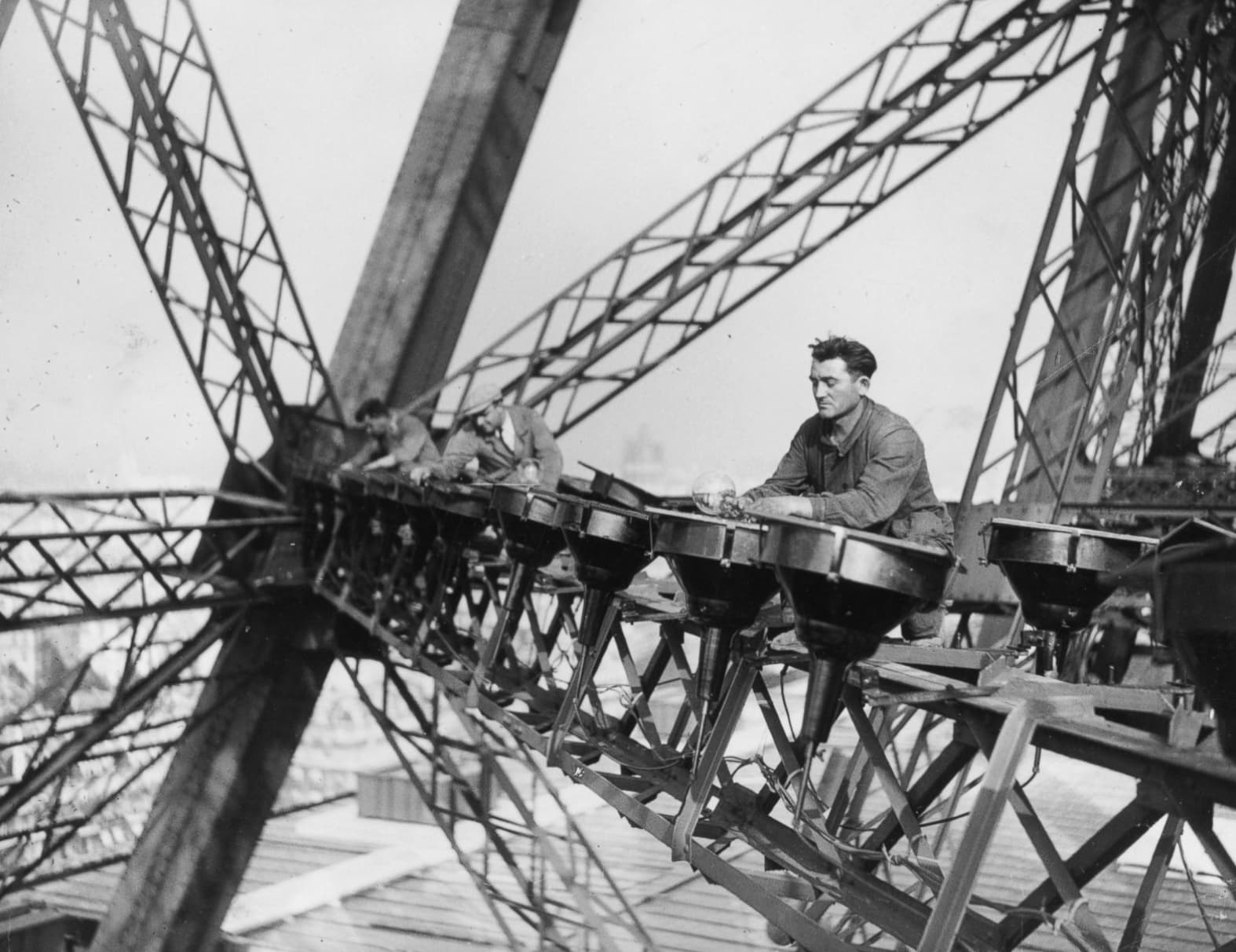 eiffel tower construction